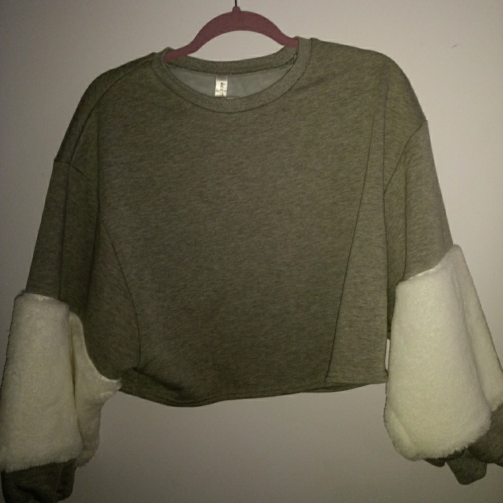 Dor L' Dor womens cropped sweatshirt furry sleeves